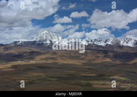 Splendida vista di 5820m Yala montagna di neve (Zhara Lhatse) sopra la praterie Tagong, Sichuan, in Cina Foto Stock