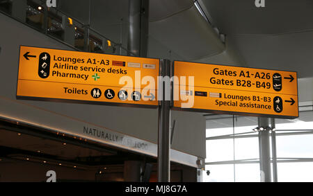 Inghilterra Heathrow Airport Terminal Due segni Foto Stock