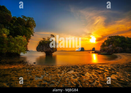 Sunset over Laopilae arcipelago intorno a Ko Hong Island in Thailandia Foto Stock