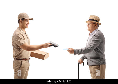 Uomo di consegna tenendo un pacchetto e un terminale di pagamento con un uomo maturo dandogli un carta di credito isolati su sfondo bianco Foto Stock