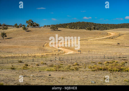 Dissigillato strada tortuosa in Australia rurale Foto Stock