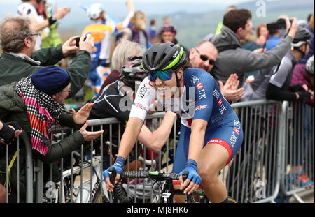 Team GB Ciclismo Dani Rowe è esaurito dopo aver attraversato la linea durante il giorno due di ASDA donna Tour de Yorkshire da Barnsley a Ilkley. Foto Stock