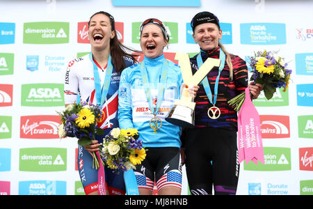 Per la prima volta immessi Boels-Dolmans' Megan Guarnier (centro) secondo posto Team GB Ciclismo Dani Rowe e il terzo posto di Sram Canon Racing Alena Amialiusik per la classificazione complessiva durante il giorno due di ASDA donna Tour de Yorkshire da Barnsley a Ilkley. Foto Stock