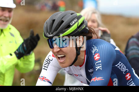 Team GB Ciclismo Dani Rowe è esaurito dopo aver attraversato la linea durante il giorno due di ASDA donna Tour de Yorkshire da Barnsley a Ilkley. Foto Stock