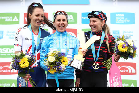 Per la prima volta immessi Boels-Dolmans' Megan Guarnier (centro) secondo posto Team GB Ciclismo Dani Rowe e il terzo posto di Sram Canon Racing Alena Amialiusik per la classificazione complessiva durante il giorno due di ASDA donna Tour de Yorkshire da Barnsley a Ilkley. Foto Stock