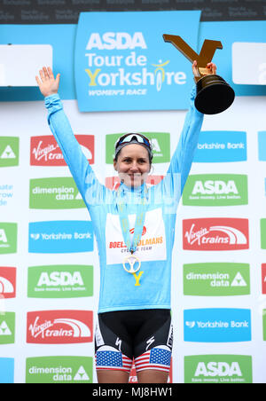 Primo posto in classifica generale Boels-Dolmans' Megan Guarnier sul podio durante il giorno due di ASDA donna Tour de Yorkshire da Barnsley a Ilkley. Foto Stock