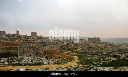 Panorama della rovina dei defunti abbandonati città Serjilla,Siria Foto Stock