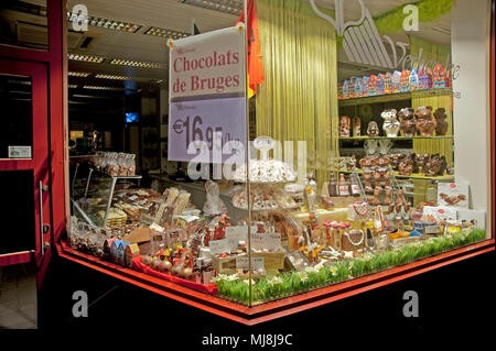 Il negozio di cioccolato vendita di cioccolatini belgi in Bruges, Belgio Foto © Fabio Mazzarella/Sintesi/Alamy Stock Photo Foto Stock