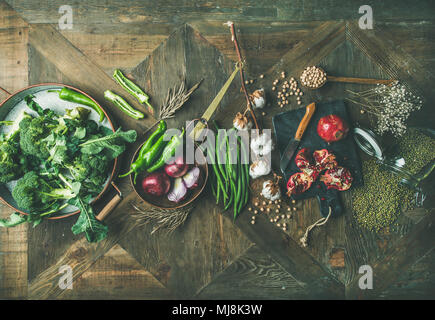 Inverno Vegetariano o Vegano cibo cottura Ingredienti su sfondo di legno Foto Stock