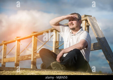 Uomo bello di riposo in natura Foto Stock