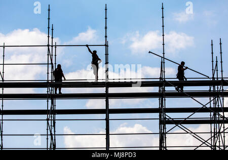 Ponteggio builder durante lo smantellamento di un grande, free-standing impalcature, Foto Stock