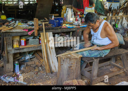 Lampang, Tailandia - 2 Novembre 2012: falegname lucidare il manico di legno di spada per rendere la spada in officina in Lampang, Thailandia Foto Stock