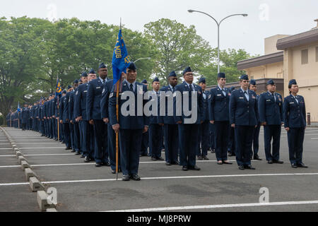 Avieri dal 374 Medical Group si muovono per assicurarsi che siano nella corretta formazione prima di aprire a ranghi di ispezione a Yokota Air Base, Giappone, 19 aprile 2018. La 374 MDG sono responsabili per la fornitura di assistenza sanitaria, compresi salute, medicina preventiva e di protezione ambientale a più di 11.000 personale. (U.S. Air Force foto di Airman 1. Classe Matthew Gilmore) Foto Stock