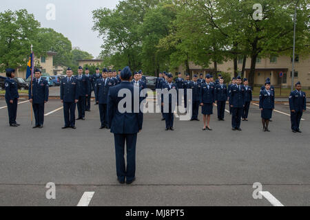 Avieri dal 374 Medical Group stand in formazione durante un open-ranghi ispezione a Yokota Air Base, Giappone, 19 aprile 2018. La 374 MDG sono responsabili per la fornitura di assistenza sanitaria, compresi salute, medicina preventiva e di protezione ambientale a più di 11.000 personale. (U.S. Air Force foto di Airman 1. Classe Matthew Gilmore) Foto Stock