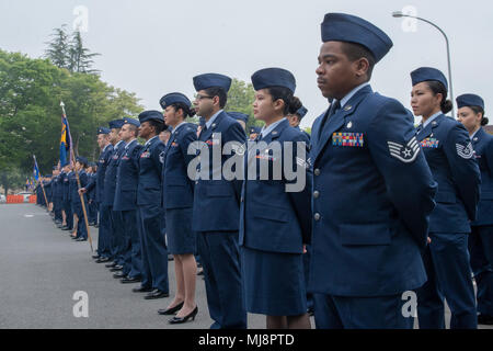 Avieri dal 374 Medical Group stand in formazione durante un open-ranghi ispezione a Yokota Air Base, Giappone, 19 aprile 2018. La 374 MDG sono responsabili per la fornitura di assistenza sanitaria, compresi salute, medicina preventiva e di protezione ambientale a più di 11.000 personale. (U.S. Air Force foto di Airman 1. Classe Matthew Gilmore) Foto Stock