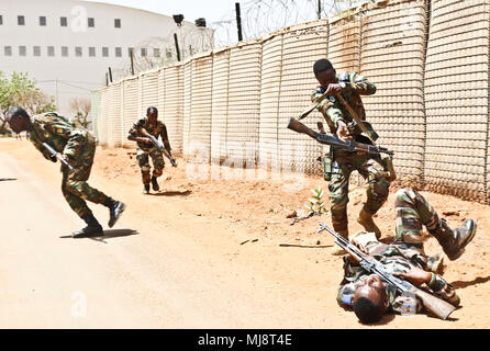 Nigerien soldati reagiscono a contatto durante il combattimento tattico casualty cura la formazione come parte di Flintlock 2018 a Niamey, Niger, 19 aprile 2018. I soldati sono stati addestrati da un team di U.S. Air Force Special Operations Command (AFSOC) Global Health Impegno (GHE) Consulenti. Questo team composto da Active Duty, Guardia e riservare gli avieri abbracciando il concetto di forza totale integrazione. (U.S. Esercito foto di Sgt. Heather Doppke/79th Theatre supporto comando) Foto Stock