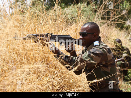 Un soldato Nigerien posti per la sicurezza mentre conducendo tactical combat casualty care formazione durante la fase di Flintlock 2018 a Niamey, Niger, 19 aprile 2018. I soldati sono stati addestrati da un team di U.S. Air Force Special Operations Command (AFSOC) Global Health Impegno (GHE) Consulenti. Questo team composto da Active Duty, Guardia e riservare gli avieri abbracciando il concetto di forza totale integrazione. (U.S. Esercito foto di Sgt. Heather Doppke/79th Theatre supporto comando) Foto Stock