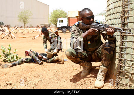 Un soldato Nigerien posti per la sicurezza mentre conducendo tactical combat casualty care formazione durante la fase di Flintlock 2018 a Niamey, Niger, 19 aprile 2018. I soldati sono stati addestrati da un team di U.S. Air Force Special Operations Command (AFSOC) Global Health Impegno (GHE) Consulenti. Questo team composto da Active Duty, Guardia e riservare gli avieri abbracciando il concetto di forza totale integrazione. (U.S. Esercito foto di Sgt. Heather Doppke/79th Theatre supporto comando) Foto Stock