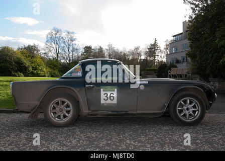 1964 NERO Triumph TR4 Cabrio Auto sportiva mano destra driver vista laterale del 1964 black triumph TR4 con Surrey hard top classic british lato destro Foto Stock