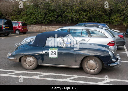 1962 Porsche 356 Super 90 classico convertibile auto sportiva mano destra passeggeri vista laterale del 1962 navy blu nero Porsche 356 super 90 classic vintage Foto Stock