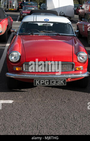 1972 Rosso Bianco MGB Roadster Auto sportiva vista frontale del 1972 Red MG B roadster bianco con tetto rigido british 2 porta due sport convertibile berlina Foto Stock