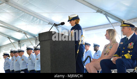 La guardia costiera Adm posteriore. Meredith Austin, commander, quinto distretto, risolve l'equipaggio e la folla durante la cerimonia di messa in esercizio per taglierina Richard Snyder in Atlantic Beach, Carolina del Nord, 20 aprile 2018. Il Richard Snyder è la prima risposta veloce Cutter per essere stazionati nella Carolina del Nord. (U.S. Coast Guard foto di Sottufficiali di seconda classe Nate Littlejohn/rilasciato) Foto Stock