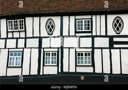 In bianco e nero con cornice in legno house , St Michael's Street, St Alban, Hertfordshire, Inghilterra, Regno Unito. Il XVII secolo la struttura di legno casa con alterazioni. Foto Stock