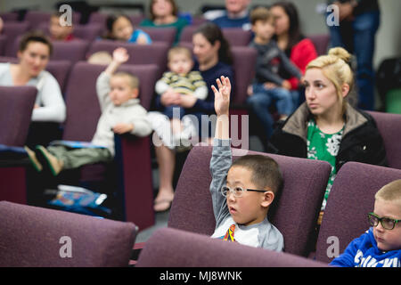 I bambini del Kentucky Air National Guard aviatori di porre domande di equipaggio membri il 20 aprile 2018, durante un mese del bambino militare evento a Louisville Air National Guard Base, Kentucky. Riservisti dal 513th aria del gruppo di controllo ha volato una E-3 Sentry Airborne Warning e sistema di controllo aereo di Louisville Air National Guard Base per partecipare al Thunder su Louisville Air Show. Foto Stock