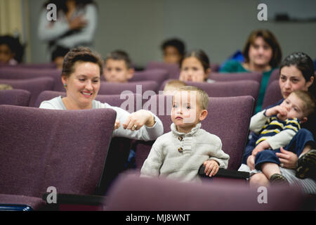 I bambini del Kentucky Air National Guard aviatori di porre domande di equipaggio membri il 20 aprile 2018, durante un mese del bambino militare evento a Louisville Air National Guard Base, Kentucky. Riservisti dal 513th aria del gruppo di controllo ha volato una E-3 Sentry Airborne Warning e sistema di controllo aereo di Louisville Air National Guard Base per partecipare al Thunder su Louisville Air Show. Foto Stock