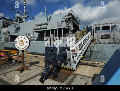 180419-N-NM917-007 Yokosuka, Giappone (19 aprile 2018) velisti assegnati per gli Stati Uniti 7 ammiraglia della flotta USS Blue Ridge (LCC 19) tour la British Royal Navy tipo 23 fregata HMS Sutherland (F 81) presso le attività della flotta Yokosuka. (U.S. Foto di Marina di Massa lo specialista di comunicazione 2a classe Giordania KirkJohnson/rilasciato) Foto Stock