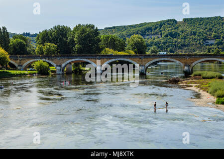 Il Pont du Valee attraversa il fiume Dordogne vicino a St Cyprien, Perigord Noir, Francia Foto Stock