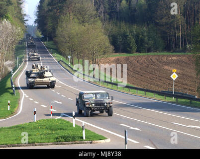 Veicoli dal 5° Stormo, 4° reggimento di cavalleria, 2° Brigata corazzate contro la squadra, 1a divisione di fanteria, condurre una tattica di movimento al di fuori di Grafenwoehr Area Formazione, Germania, 22 aprile 2018. Il movimento ha lanciato la seconda fase del combattimento comune di valutazione. Il Comune di combattimento (valutazione JWA) aiuta l'esercito valutare concetti emergenti, di integrare nuove tecnologie e promuovere l interoperabilità nell'esercito, con altri servizi, Stati Uniti alleati e partner. JWA è il solo luogo di esercizio di valutazione 27 concetti e capacità mentre si allinea con gli Stati Uniti Europa esercito di prontezza e oth Foto Stock