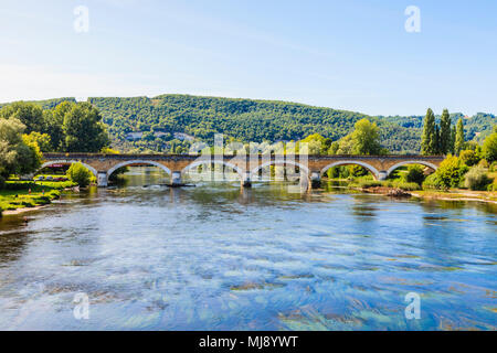 Il Pont du Valee attraversa il fiume Dordogne vicino a St Cyprien, Perigord Noir, Francia Foto Stock