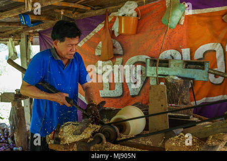 Lampang, Tailandia - 3 Novembre 2012: falegname tornitura di un pezzo di legno utilizzando un tornio per fare i mobili in legno in officina in Lampang, Foto Stock