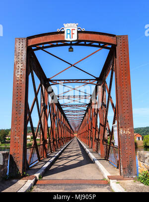 Le Pont du Garrit è un ponte storico, che attraversano il fiume Dordogne vicino a St Cyprien, Perigord Noir, Francia Foto Stock