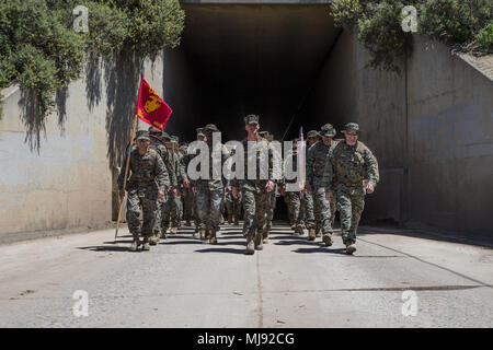 Il quartier generale e il quartier generale Squadron è un'unità di supporto all'interno della Marine Corps Air Station Camp Pendleton, responsabile delle funzioni amministrative e operative. Il 20 aprile 2018, i Marines condussero un'escursione a Gold Beach presso la base dei Marine Camp Pendleton, California, prima di partecipare agli eventi fisici dei Warrior Games. L'immagine di archivio documenta il movimento organizzato dell'unità durante l'evento. Foto Stock