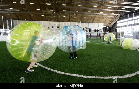 Avieri dal 28 ala bomba agenzie di personale gioca bubble soccer all'interno dell'orgoglio Hangar durante il giorno Wingman a Ellsworth Air Force Base, S.D., 20 aprile 2018. Wingman Day è un evento semestrale che si concentra sullo sviluppo di quattro pilastri di completi aviatori Fitness, e recentemente si è concentrata sul rafforzamento del fisico e pilastri sociali attraverso il fisico e di team building. (U.S. Air Force foto di Senior Airman Randahl J. Jenson) Foto Stock