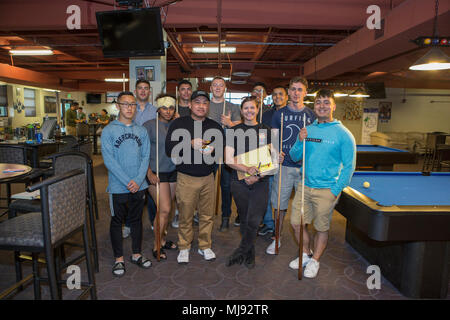 Marines partecipano in un otto-ball pool durante il torneo annuale di guerriero Unwasted Weekend in The Great Escape su Marine Corps Air Station Miramar, California, 20 aprile al 23. La piscina del torneo è stato uno dei numerosi eventi per promuovere la consapevolezza di alcol al mese con le attività sponsorizzate dal premio e omaggi incoraggiando Marines e marinai per trovare alternative al consumo di alcol. "Stiamo cercando di dimostrare che non ci sono più cose che puoi fare per occupare il vostro tempo e ancora divertirsi senza alcool - sia che si tratti di eventi sportivi, cercando qualcosa di nuovo o solo divertimento vecchio stile", ha detto Katie Weeres, S Foto Stock