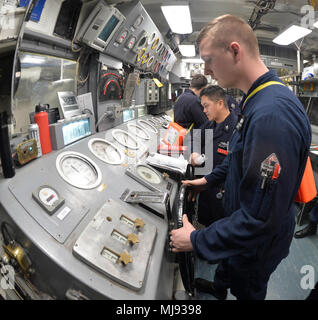 180424-N-YG414-197 Yokosuka, Giappone (apr. 24, 2018) - Macchinista compagno del 2° classe Kittell Dillon, destro e del macchinista mate 1. Classe Marciano Perez Jr., partecipare a danno il controllo della formazione in Sala Motori stazione operativa durante una spazio principale drill incendio. Blue Ridge e il suo equipaggio sono ormai entrati in una finale di mantenimento e la fase di training in preparazione per diventare pienamente in grado di missione per le operazioni. (U.S. Foto di Marina di Massa lo specialista di comunicazione di terza classe Patrick Semales/RILASCIATO) Foto Stock