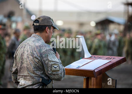 Una nuova Zelanda Defence Force Stati, con il gruppo di attività Taji, dà un discorso di ricordo durante l'alba servizio per Anzac Day a Camp Taji, Iraq, 25 aprile 2018. Anzac Day è un momento per riflettere sul contributo apportato da tutti del passato e del presente servizio i membri che hanno dimostrato grande coraggio, disciplina e self- sacrificio nella scelta di una vita di servizio per il loro paese. Foto Stock