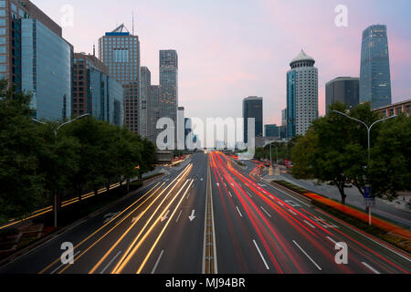 Sentieri di luce sulla strada a Pechino il distretto centrale degli affari di notte a Pechino, Cina. Foto Stock