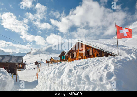 Capanne di legno coperto di neve a Sedrun ski resort in Svizzera Foto Stock