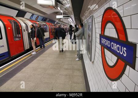 Londra - 15 Maggio: viaggiatori in fretta a Oxford Circus stazione della metropolitana il 15 maggio 2012 a Londra. La metropolitana di Londra è il più trafficato xi sistema di metropolitana w Foto Stock