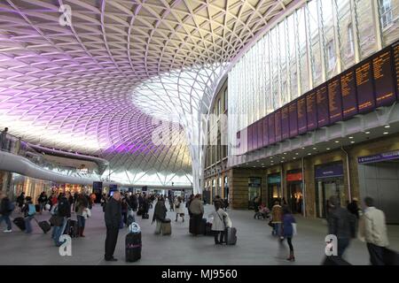 Londra - 15 Maggio: viaggiatori in fretta il 15 maggio 2012 a King's Cross e dalla stazione ferroviaria di Londra. Con 26 milioni di viaggiatori annuo (2011-12) è uno dei Foto Stock