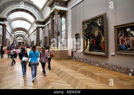 Parigi - 22 Luglio: Visitatori ammirare dipinti su luglio 22, 2011 nel Museo del Louvre di Parigi, Francia. Con 8,5 m di visitatori annuali, Louvre è costantemente il MOS Foto Stock