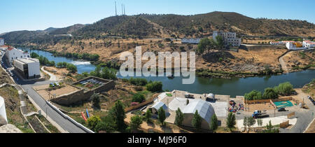 Vista panoramica del fiume Guadiana con il kayak e canoa stazione sul greto del fiume. Mertola. Portogallo Foto Stock