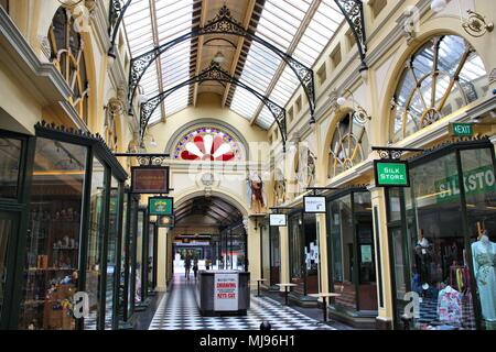 MELBOURNE, Australia - 8 febbraio 2008: la gente visita Royal Arcade a Melbourne, Australia. Il galleria shopping progettata da Charles Webb è stato originall Foto Stock