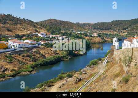 Il punto di vista del Clock Tower (Torre do Relogio) costruito in una delle torri della cinta muraria della città sulla riva destra del Guadiana. Mertola. Portogallo Foto Stock