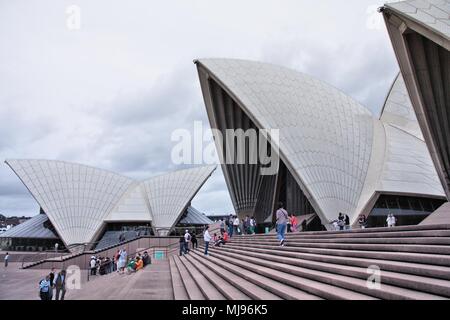 SYDNEY, Australia - 14 febbraio 2008: la gente a piedi al di fuori della Opera House di Sydney, Australia. La Sydney Opera House è un patrimonio mondiale UNESCO Sit Foto Stock