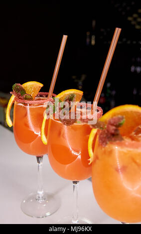 Orange cocktail freddi decorate con zucchero mollica, fetta di arancia e menta sulla barra nel ristorante close-up Foto Stock